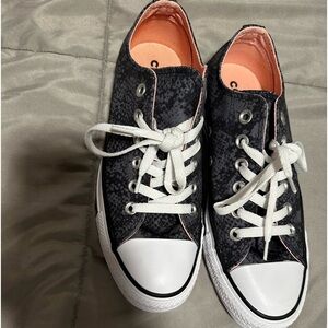 RARE converse women’s size 7 never worn!